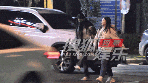 孟子义吃火锅素颜曝光，倪妮称赞颜霸绝非浪得虚名！