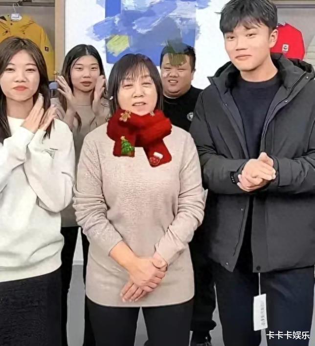 解清帅直播带货被封，109针织衫卖399，真把300万粉丝当“家人”