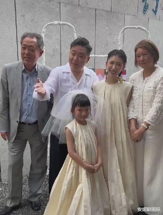 郝劭文|演员郝劭文大婚,新娘被指穿得不喜庆,与女儿穿同款裙子惹争议