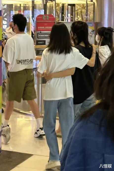 陆毅一家逛街,贝儿与妈妈搂腰搭肩超亲近,真实身高曝光没一米八