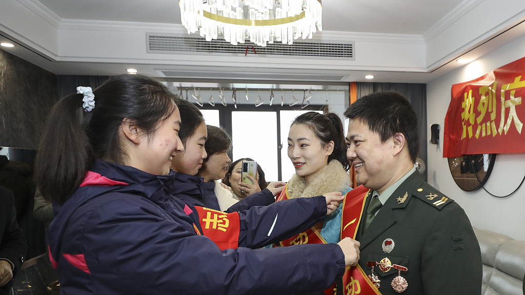 士官是转文职好还是转业好