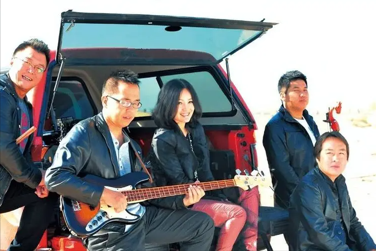 |连续四次登上春晚，却被恩师夺走初夜被骗堕胎，55岁至今没人敢娶