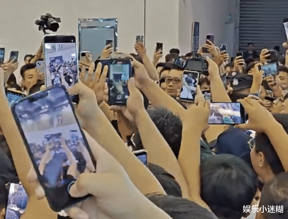 吴彦祖现身苏州!数千名男粉狂喊“我爱你”,保镖龇牙艰难开道