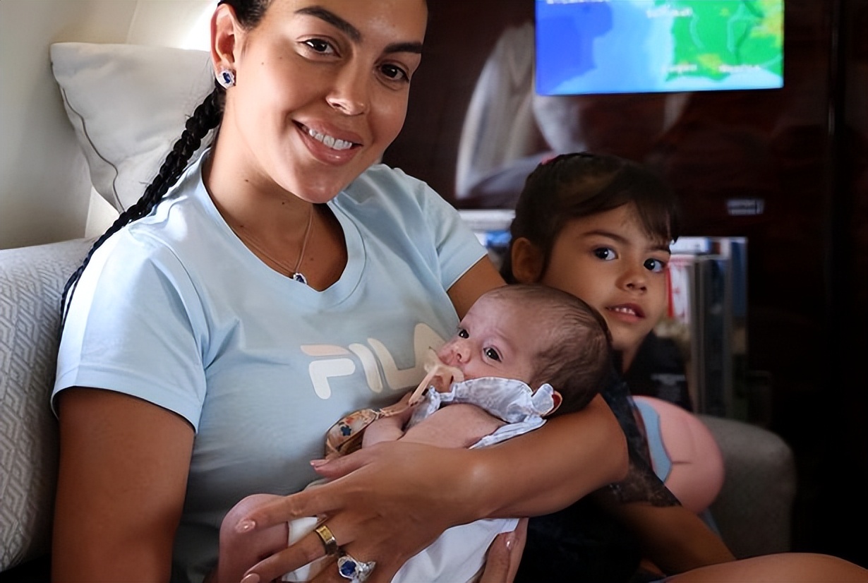 乔治娜|C罗未婚妻自曝曾流产3次!疯狂炫爱马仕大钻戒,丰腴身材越发性感