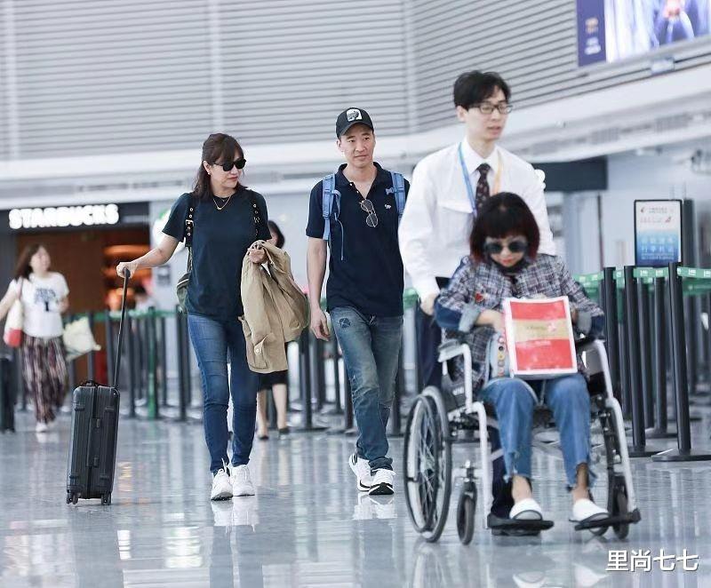 徐静蕾黄立行甜蜜出行,休闲穿搭有说有笑,轮椅上的母亲低调陪伴