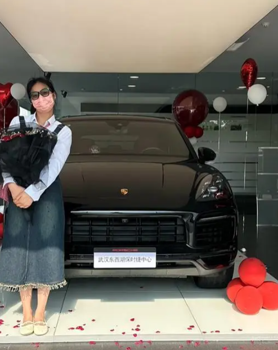 网红七颗猩猩：大学拍短视频月入70W，23岁给爸爸全款买保时捷！