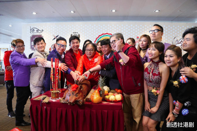 突传死讯!香港知名主持人患血癌离世,与妻子结婚多年有三个女儿