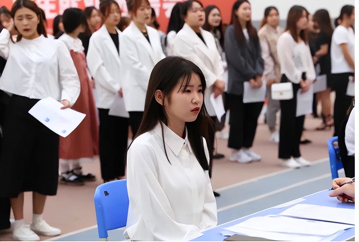 医学生笔试第1名,因身高1米3频频被刷,网友却说医院做得对