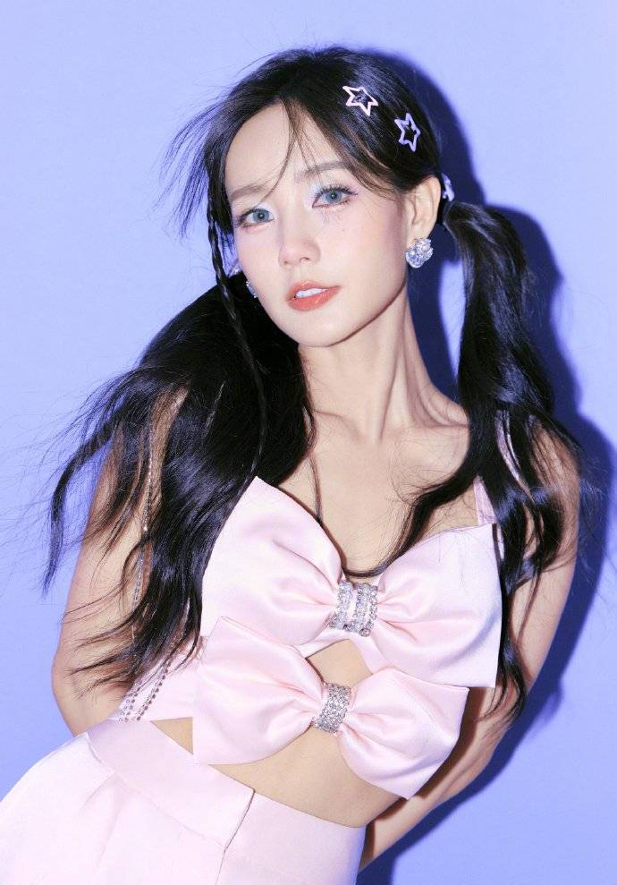 李一桐女团造型大片释出，双马尾活力可爱，蓝色眼珠点睛之美