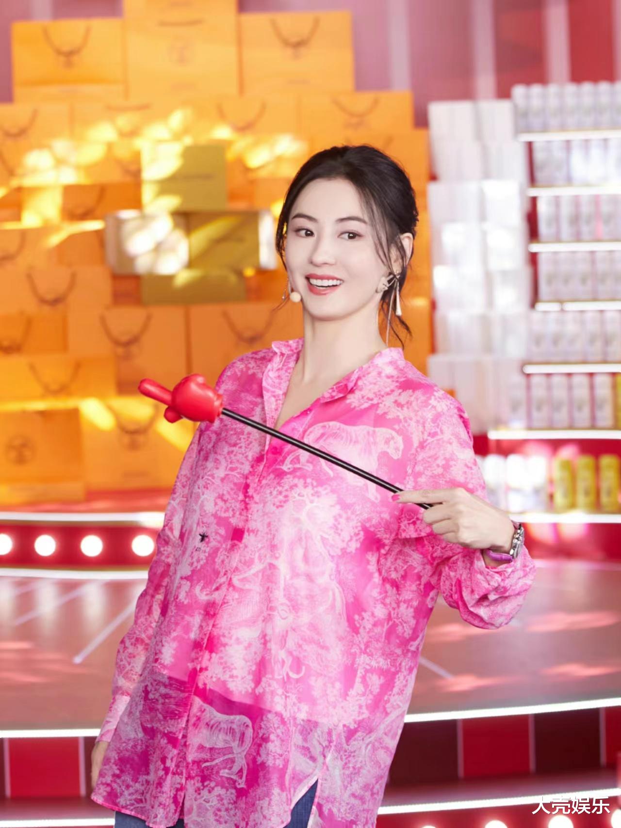 中超|张柏芝发布招聘信息，职位包含经纪人和造型师，学历需要本科以上