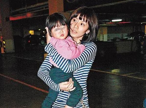 继黄多多穿泳衣被骂后,终于轮到贾静雯的女儿了……