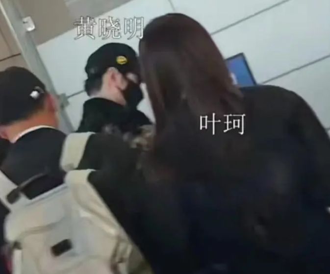 baby深夜带小海绵看病,独自抱娃显吃力,没保姆助理陪同显无助