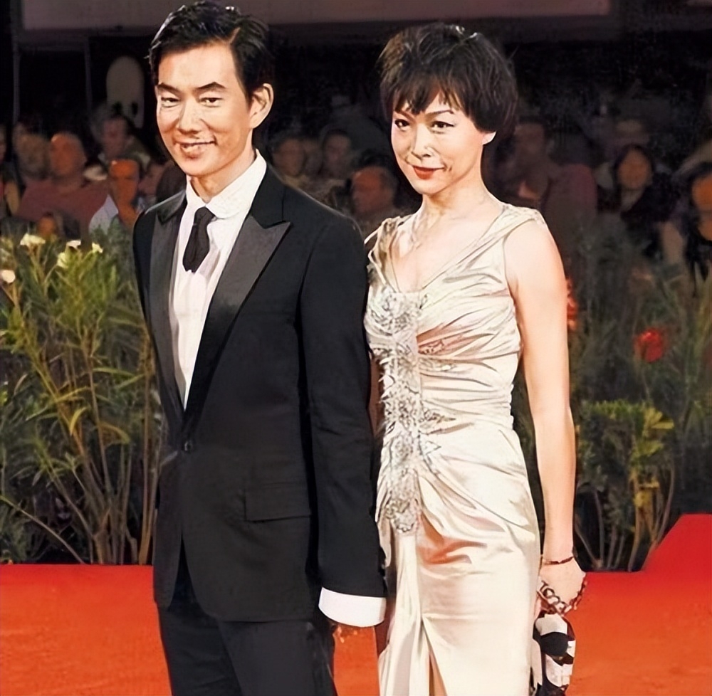 如今,任贤齐和老婆已经结婚21年,祝愿他们在接下来的日子里也能一直