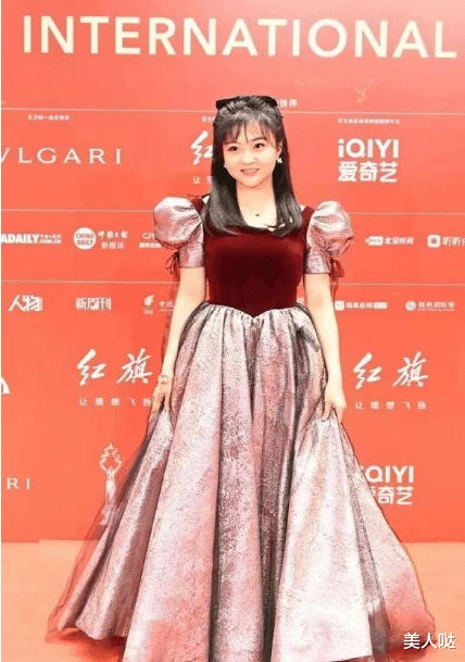 林妙可|23岁林妙可发育过猛!微胖身材穿公主裙扮可爱,却意外显瘦又洋气