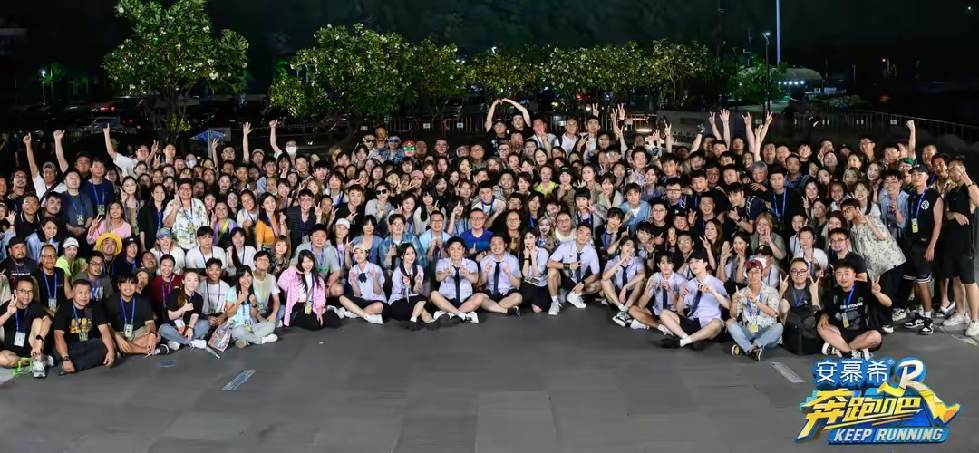 Angelababy|《跑男》收官合影，白鹿稳占C位，baby与导演在一块，范丞丞靠边