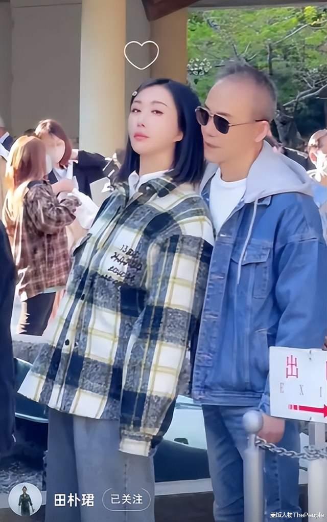 田朴珺|72岁王石终于年轻一回！陪娇妻高调撒糖，穿减龄套装被批不伦不类