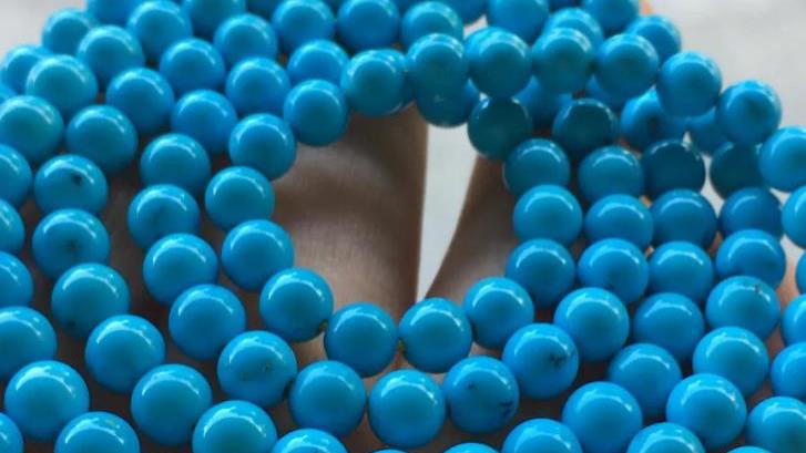 蓝色松石的缺点，不能盘玩不能沾汗，否则价值会降低很多