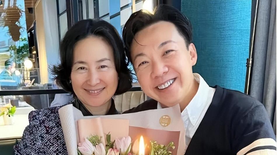 何超琼60岁才放下陈百强，花开二度与新男友吻脸互动