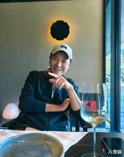 戴军与李静聚会庆生,53岁仍单身,李静傲娇称:他总是听我的