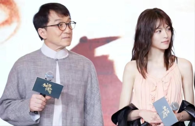 冯小刚捧完,成龙接着捧,洪金宝排队捧,她到底 有何魅力?