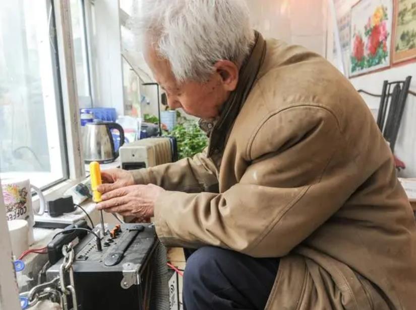 74岁退休工程师肠癌恶化，全身粪便味，失控怒吼：我为啥还不死？