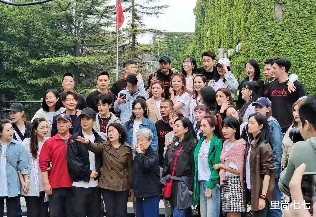 唐嫣 唐嫣现身同学聚会,穿百褶裙牛仔褂像大学生,低调站C位美貌抢眼