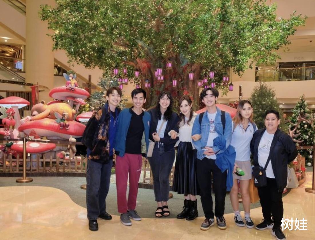 罗霖25岁次子首度携妻回家,妻子是混血身材魁梧,婆媳同框像姐妹