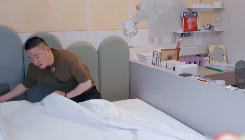 郝劭文和老婆上节目，3口人住豪宅，与继女相处如亲生的