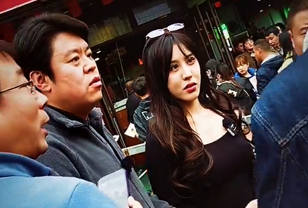 祝晓晗|网红现身淄博,排队烧烤,视频内外两张脸