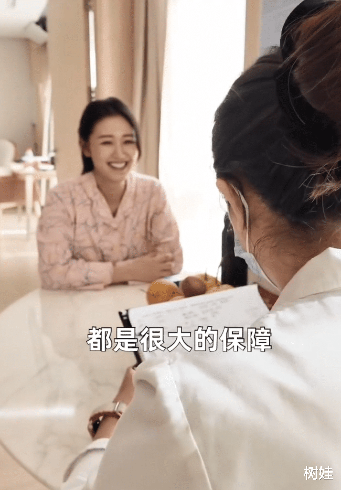 32岁港姐自曝赴深圳坐月子,住两房一厅花费10万,丈夫在当地拍戏