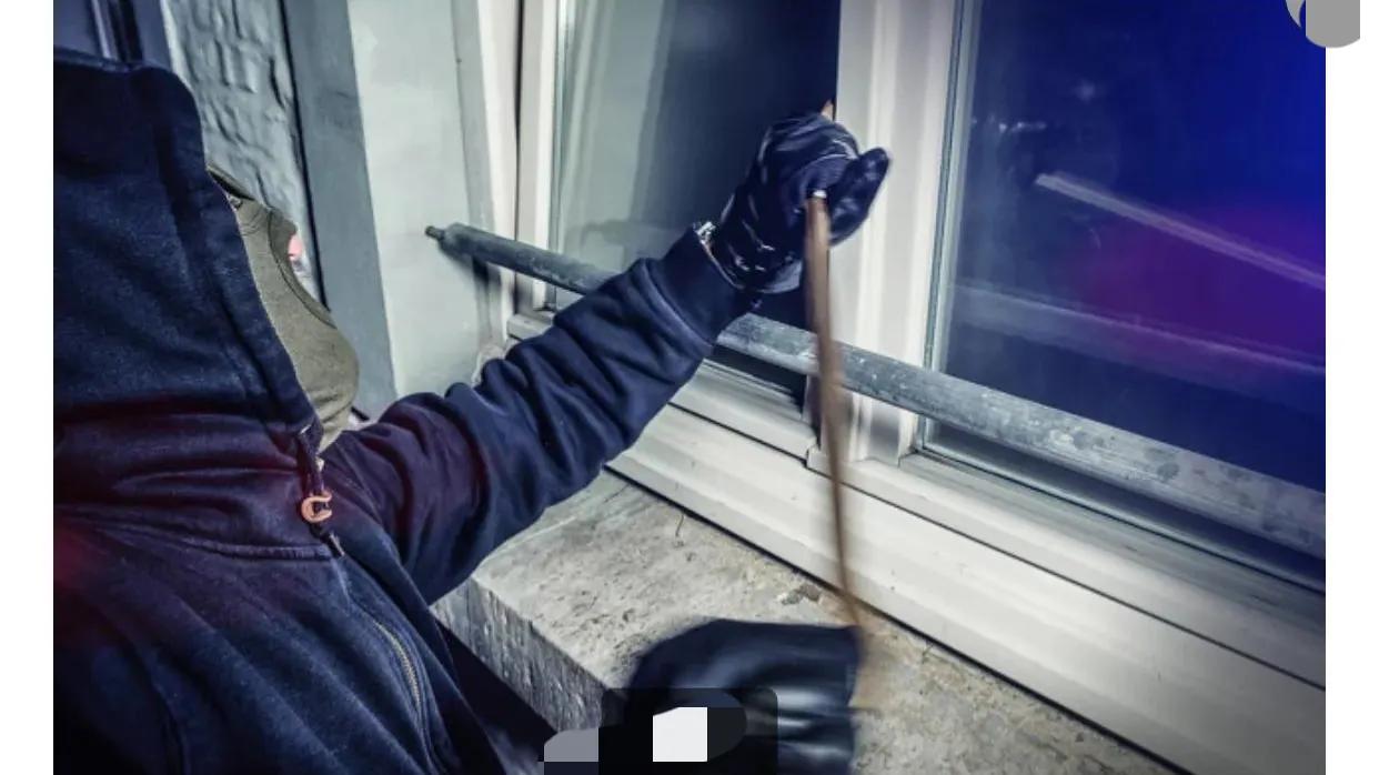 在作案后,冯永杰好似胜利者一般,笑对尸体,长长的松了口气后,居然还有