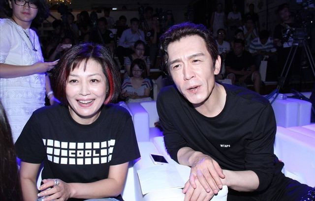 李咏妻子哈文现身英国伦敦!晒高档餐厅照片引热议,疑在国外过年