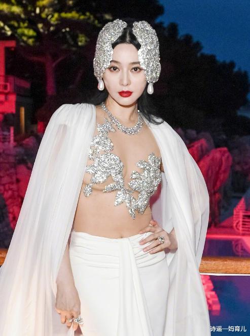 钟楚曦|戛纳翻车!钟楚曦穿旗袍,腋下黑显尴尬,范美人“蚌精”造型被嘲