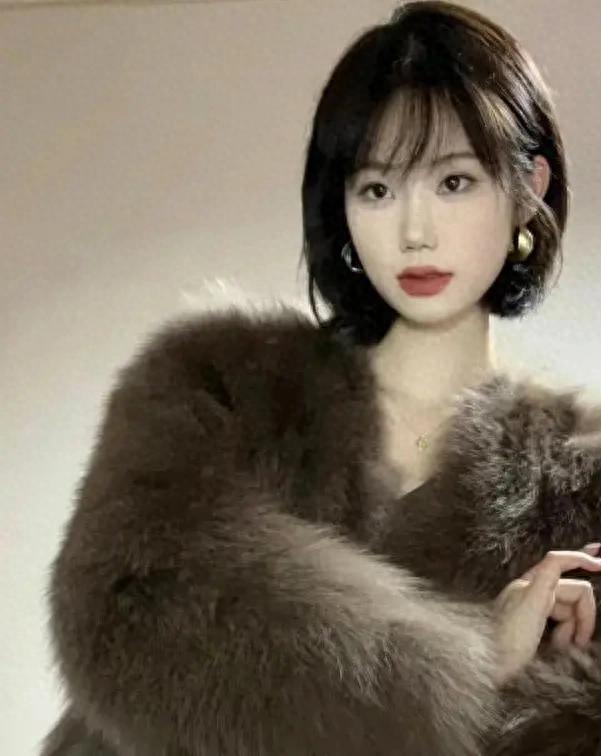 \简约时尚40+女人发型推荐：剪短头发，显年轻气质！\