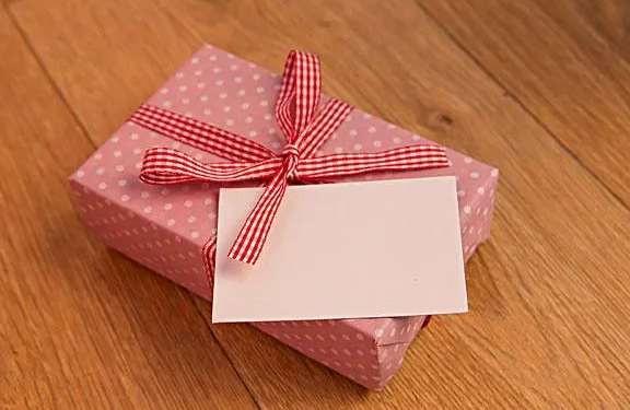 在单位里,年轻人不给领导送礼,还能升职加薪吗?