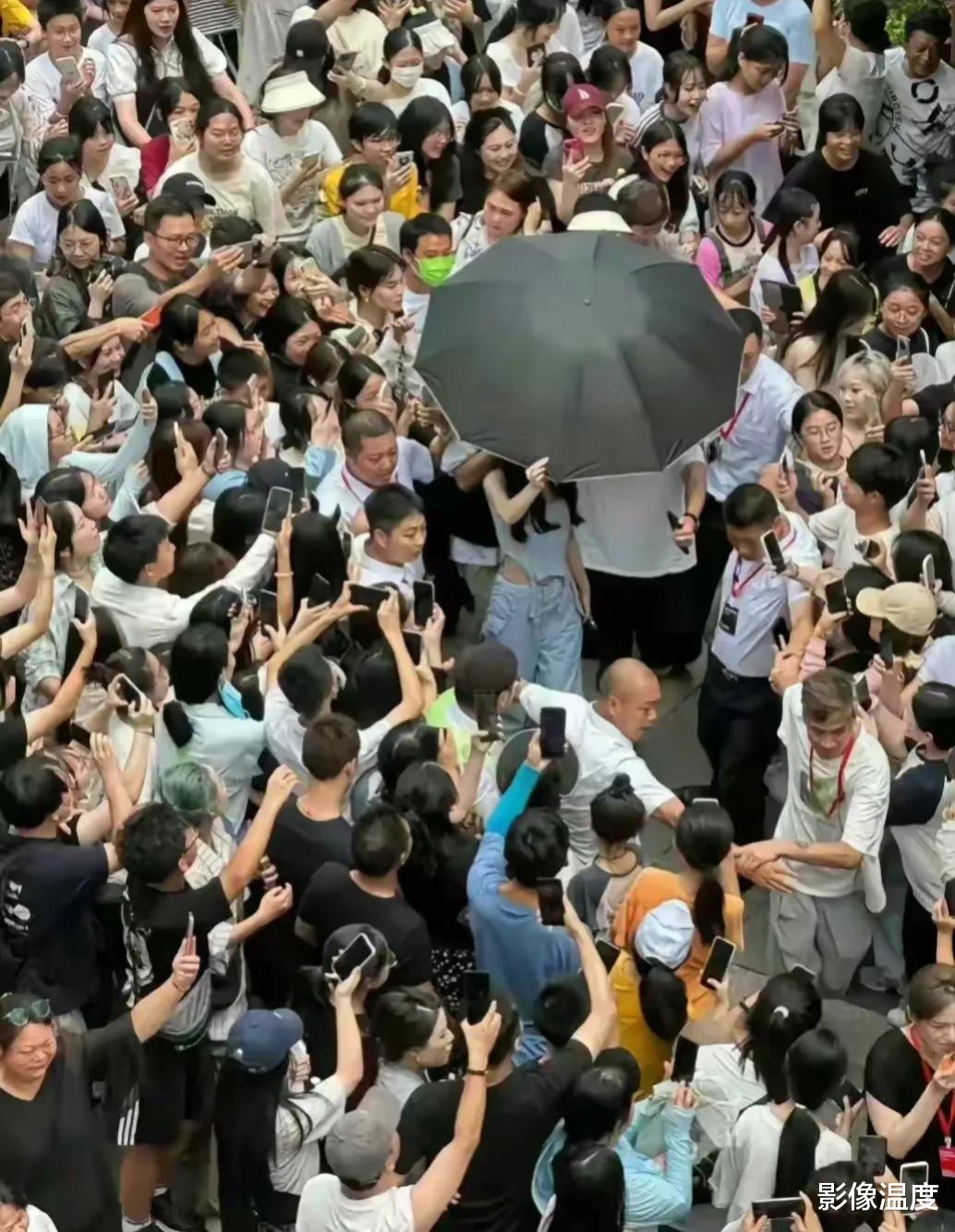 杨颖温州30多特警保驾，引发强烈质疑！北京律师怒斥：谁给她的权力？