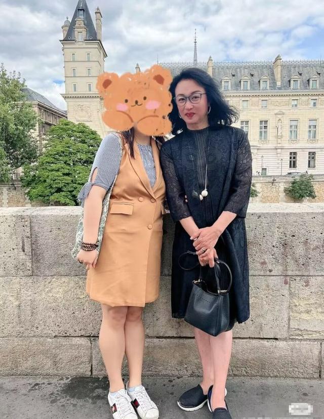 谢娜|杭州街头偶遇金星,穿碎花长裙温柔知性,近照酷似男扮女装