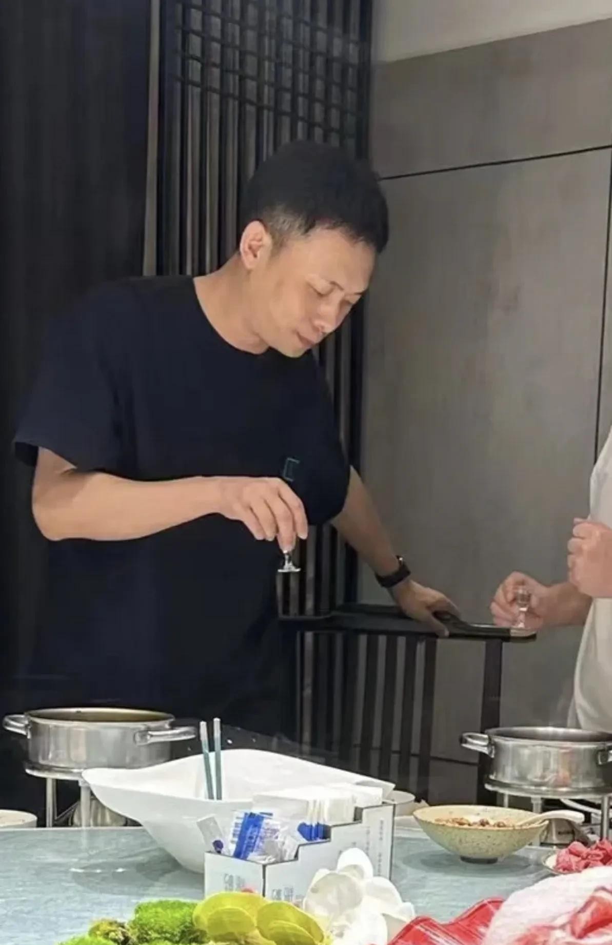 周冬雨|张译近照曝光！参加豪华酒局，弯腰敬酒太卑微，穿千元短袖引争议