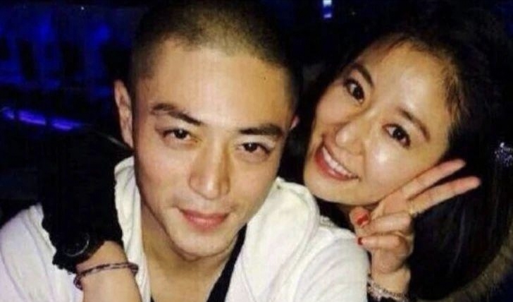 林心如醉酒失态素颜认不出!霍建华林心如私下聚会下蹲姿势引争议