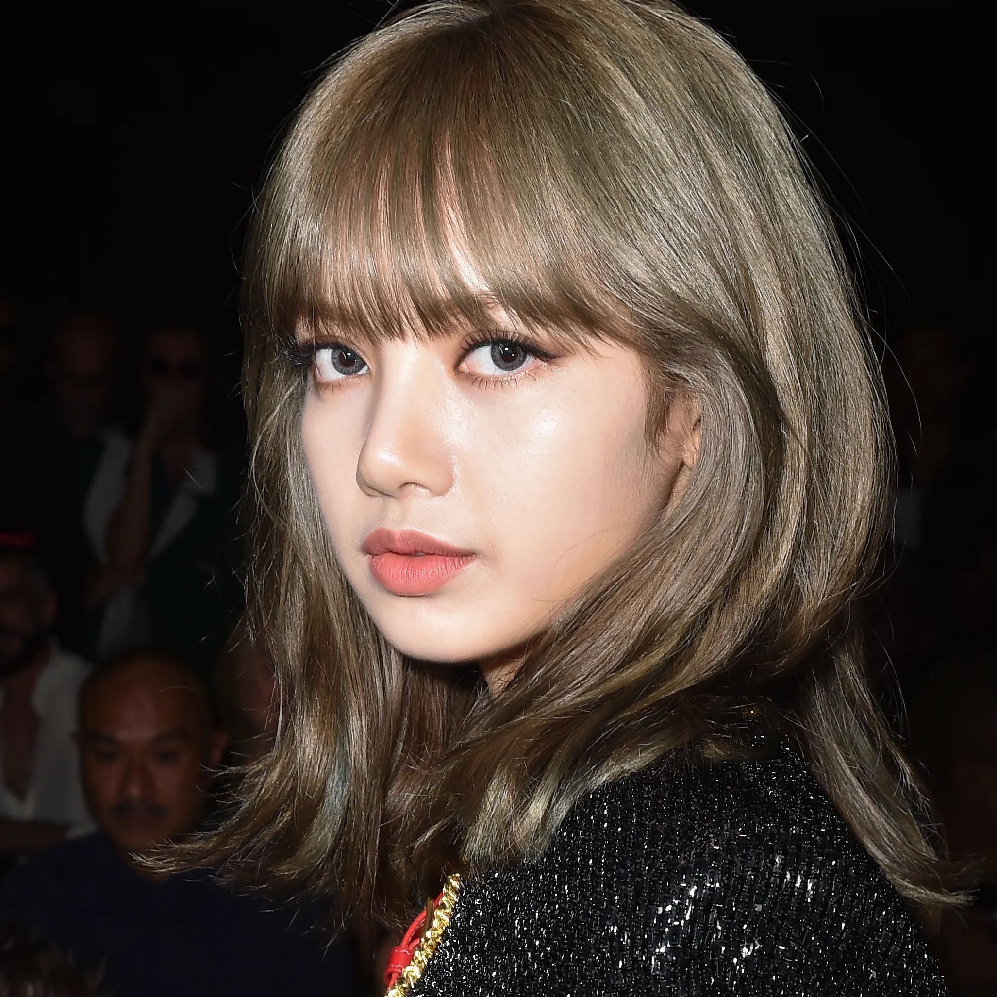 疯马秀官网晒Lisa高清表演照!动作着装不雅,内衣具争议性遭怒骂