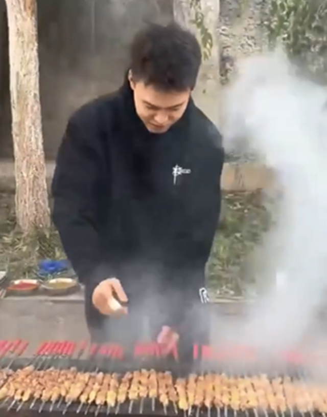 真是个多面手！赵睿烤羊肉串，边翻边撒料很专业，随后忍不住吃一串：真香