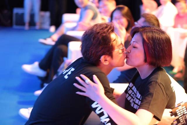 李咏|“央视名嘴”李咏的成名史，和春晚“黑色三分钟”事件始末