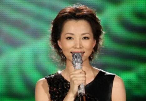 离了？董卿消失2年罕露面，暴瘦30斤脸颊干瘪，屋内撤走丈夫照片