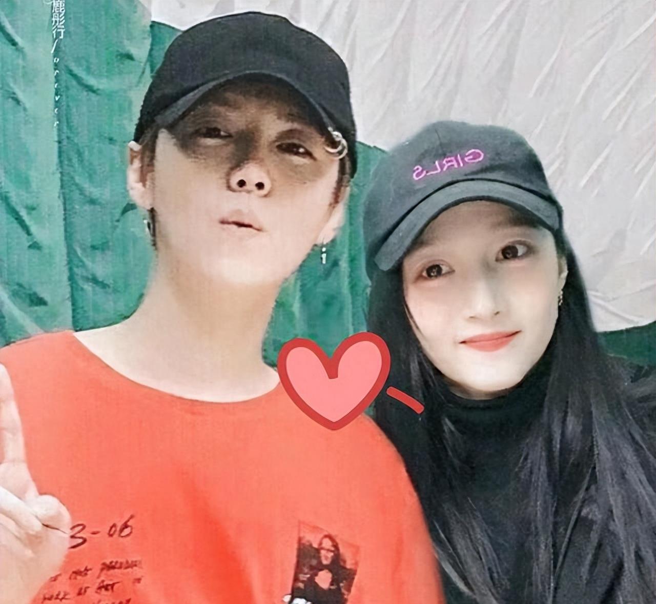 鹿晗卡点为关晓彤庆生,曝庆生现场照超浪漫,喝红酒吃3699元的蛋糕