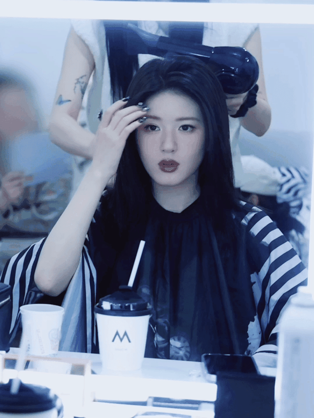 赵露思的新发型有一种/这次我要夺回属于我的一切既视感。 ???