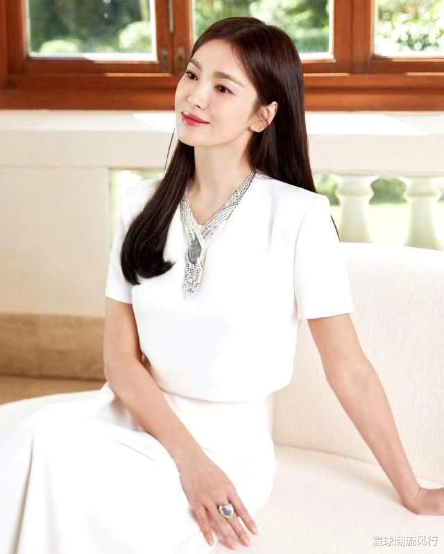 41岁宋慧乔颜值逆袭全智贤！穿白裙惊艳闪耀香港，初恋脸美到开挂