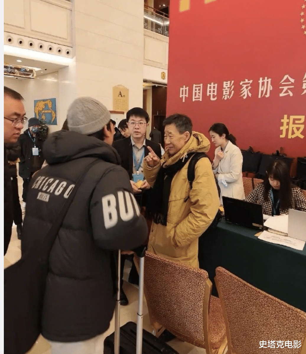 众星上新闻联播:黄渤坐在刘德华黄晓明前面!而坐C位的却是这两位