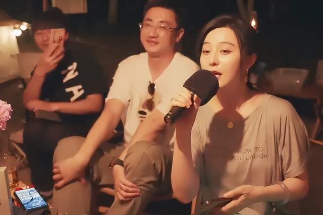 范冰冰|范冰冰和男友寺庙祈福，无名指戴大钻戒疑订婚，还有僧人专门陪护