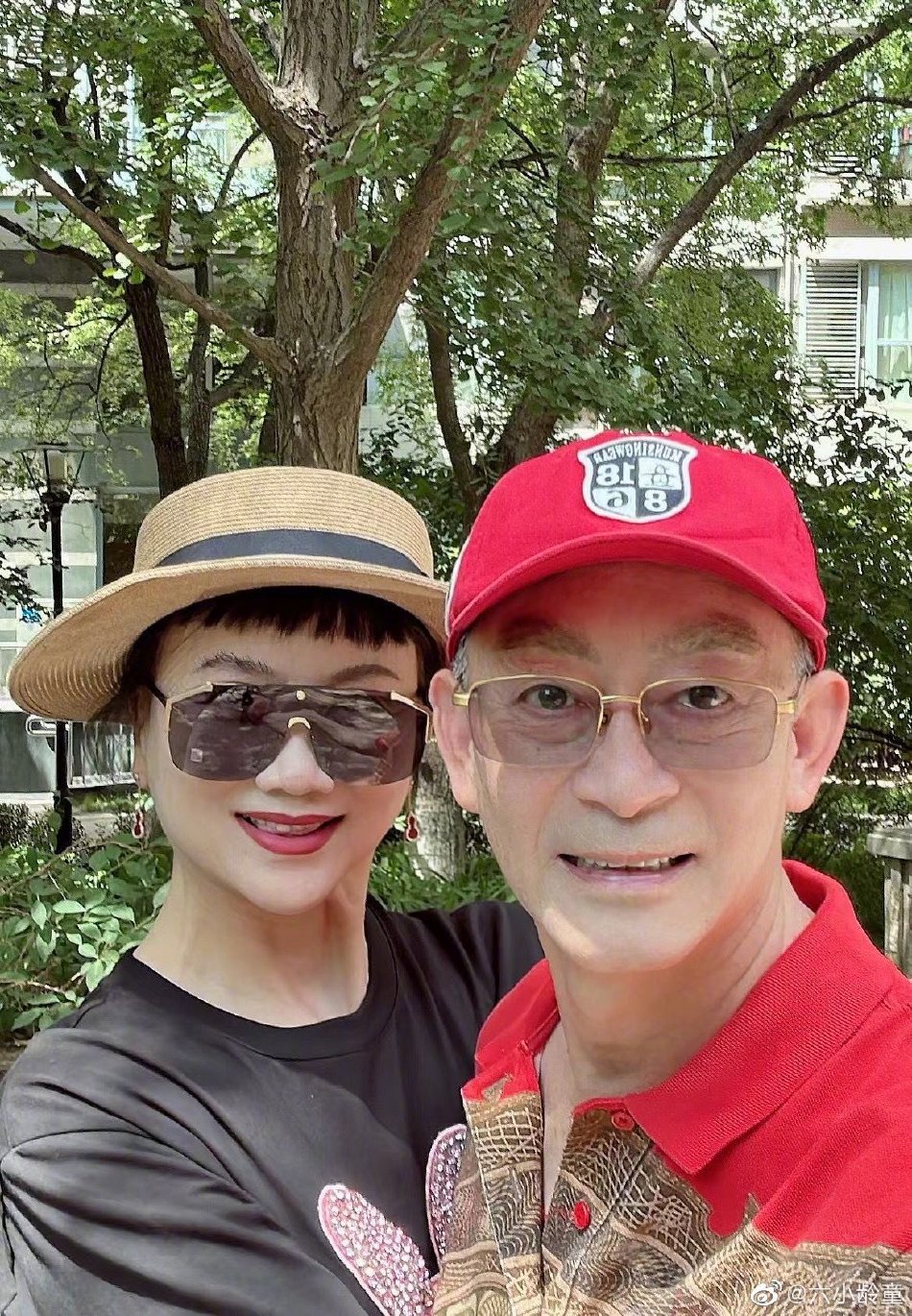 六小龄童|六小龄童夫妇庆祝结婚35周年,夫妻比心贴脸超亲密,家中环境曝光