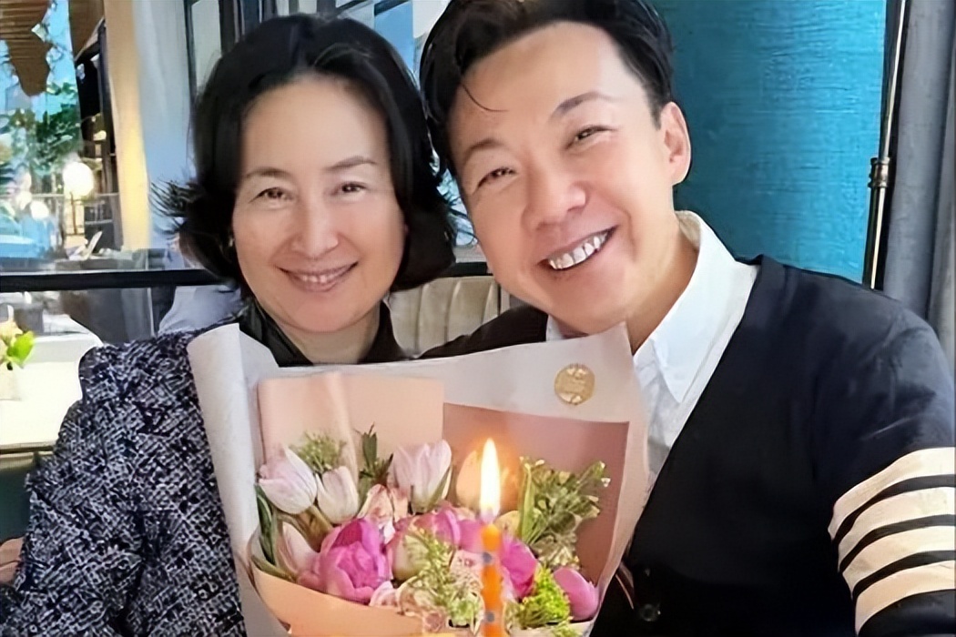 何超琼现身贵州引争议，在田间土地穿清凉紧身吊带，被讽不得体